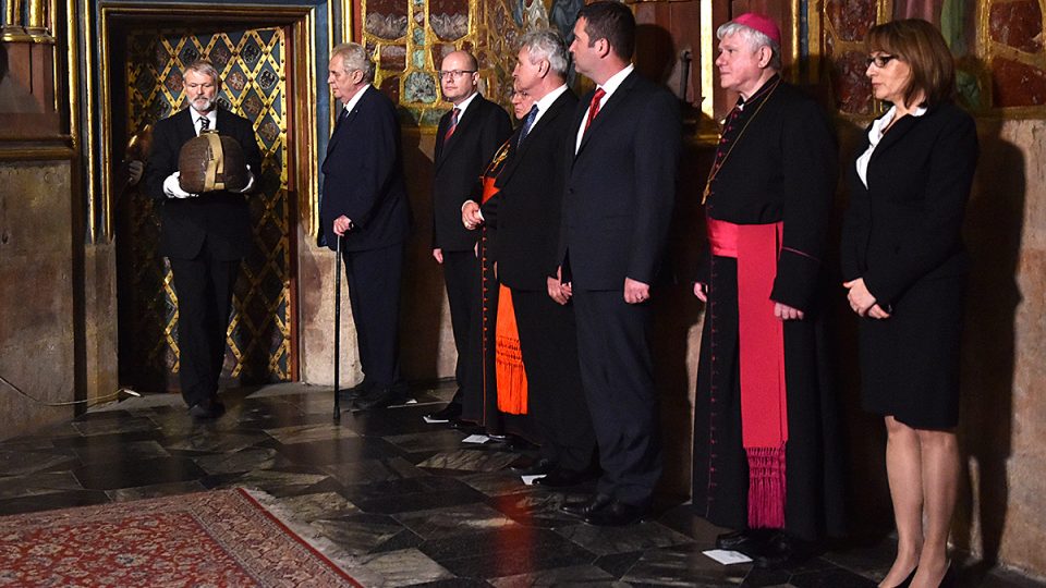 Klíčníci vyzvedli korunovační klenoty z katedrály sv. Víta