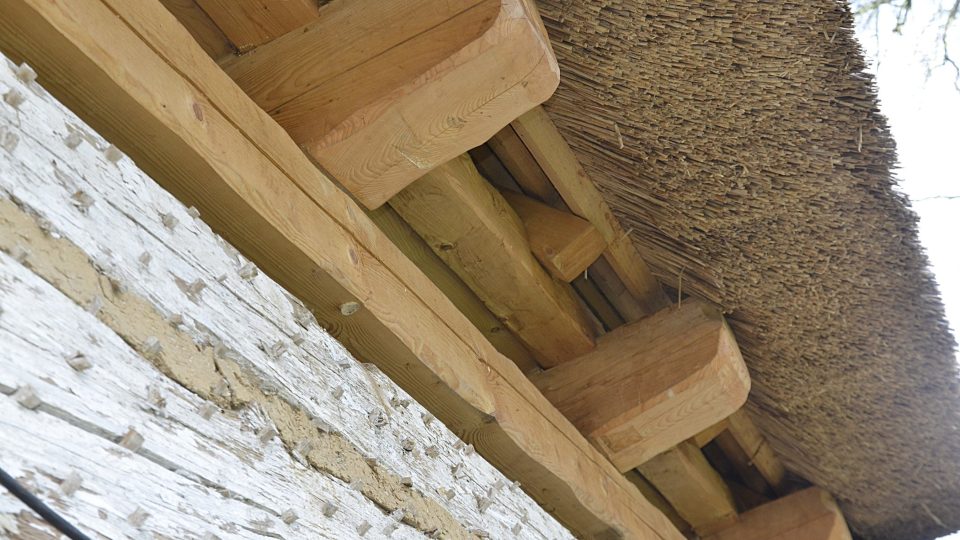 Detail původního roubení a opravené střechy
