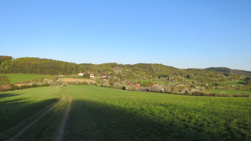 Z obce Teletín na vyhlídku Máj vede cesta po poli a lesem