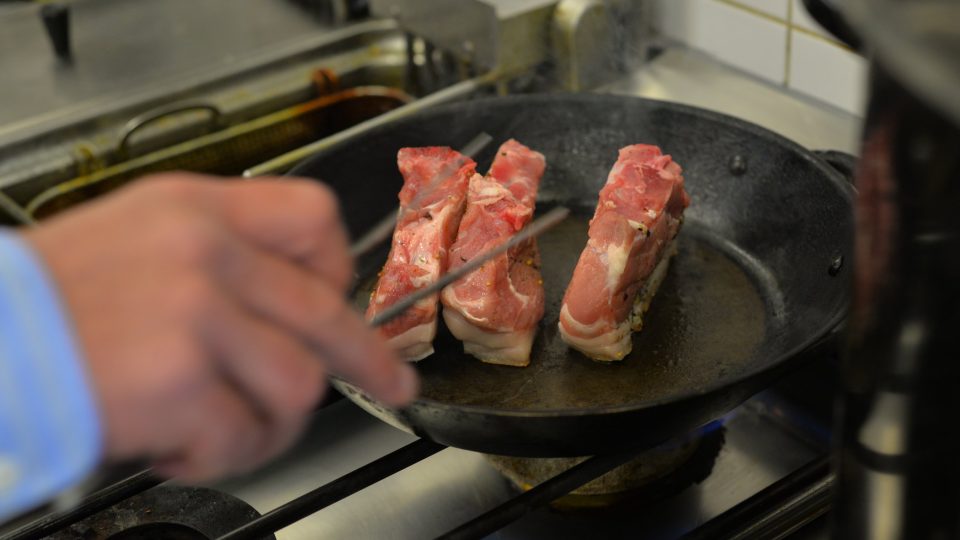 Nejprve položíme maso na dno pánve na půl minuty až minutu stranou, kde máme tuk a kůži