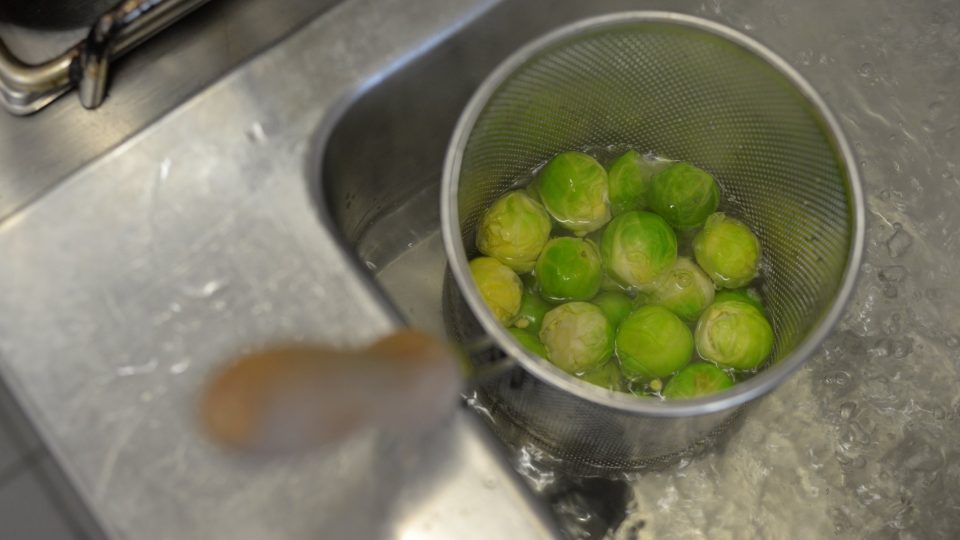 Růžičkovou kapustu očistíme (zařízneme stonek, odřízneme špinavé listy) a dáme vařit na čtyři minuty do osolené vroucí vody