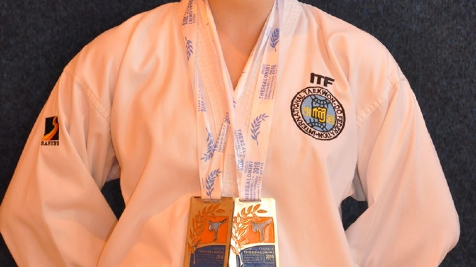 Třeboňský oddíl Taekwon-do má čerstvou vícemistryni Evropy. Čtrnáctiletá Anežka Čurdová (druhá zprava) si stříbrnou medaili přivezla z řecké Soluně