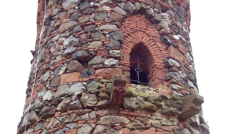 Při rekonstrukci věže byl ale objeven základní kámen s rokem 1881