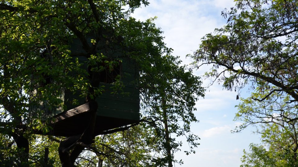 Jedna ze stavbiček, která přitahuje objektivy fotografů - domek na stromě.