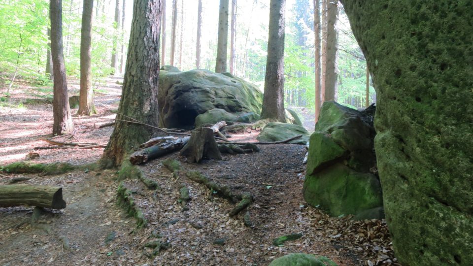 Podobné skalní útvary jako je Budačina se objevují ve Chřibech i na dalších místech této lokality, Budačina patří k těm větším