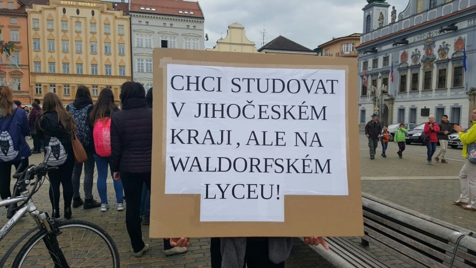 Lidé, kteří prosazují založení waldorfského lycea v Českých Budějovicích, uspořádali happening