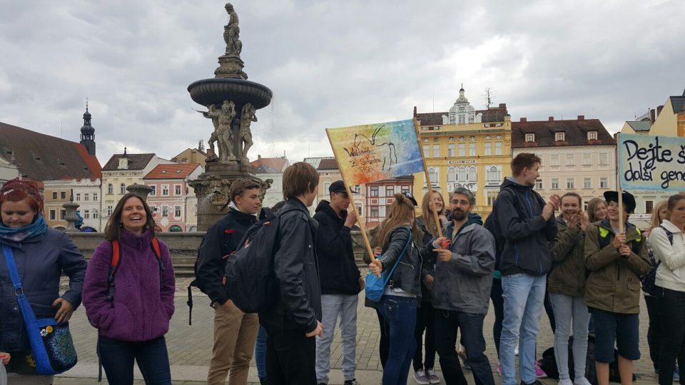 Lidé, kteří prosazují založení waldorfského lycea v Českých Budějovicích, uspořádali happening