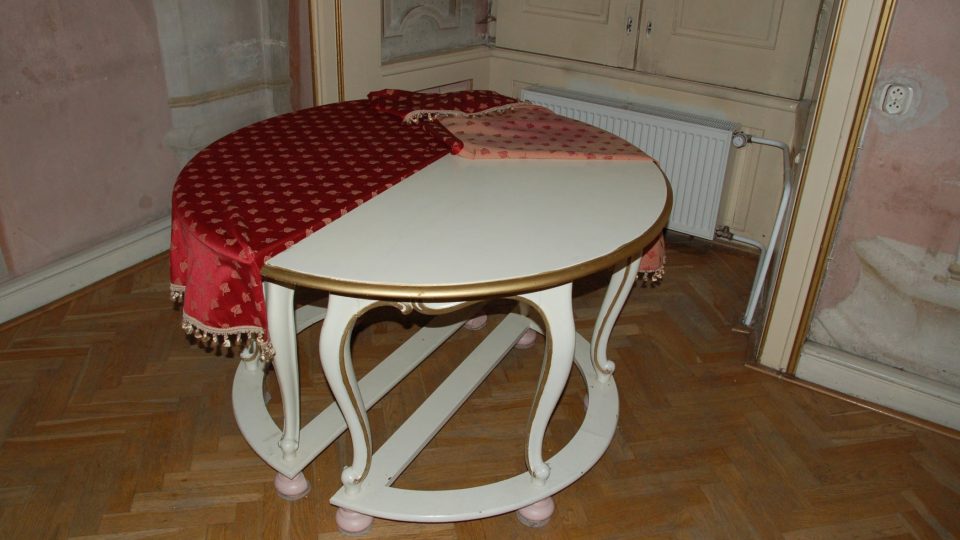 Původní stůl ve velkém sále