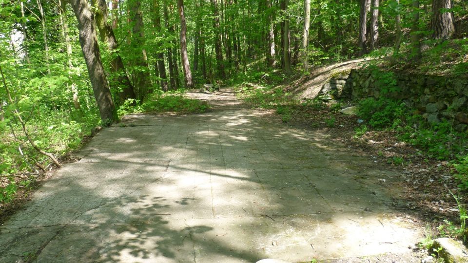 Pozůstatky tanečního parketu u vyhořelé střelnice