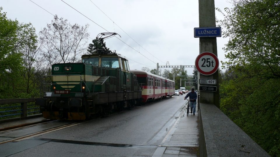 Vlak na Bechyňském mostě
