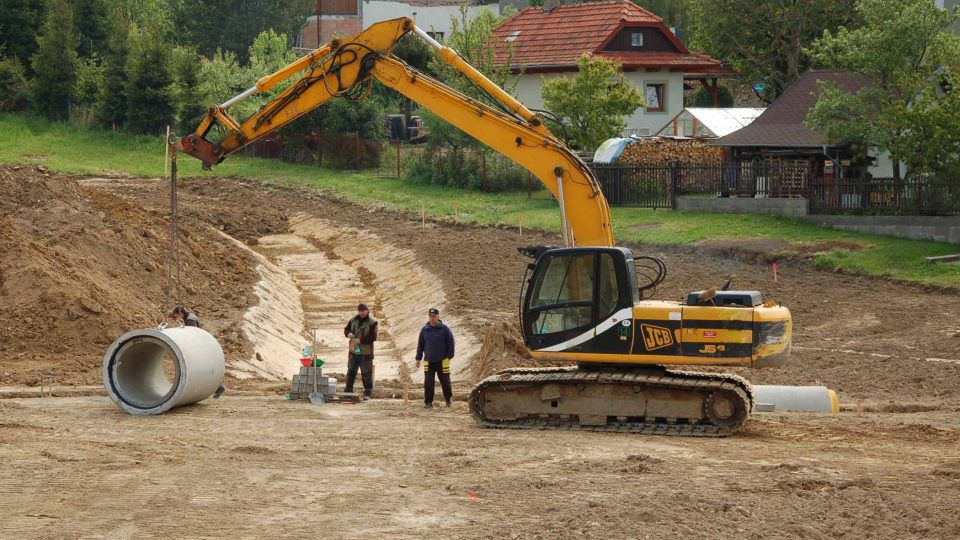 Stavba suchého poldru ve Studénce