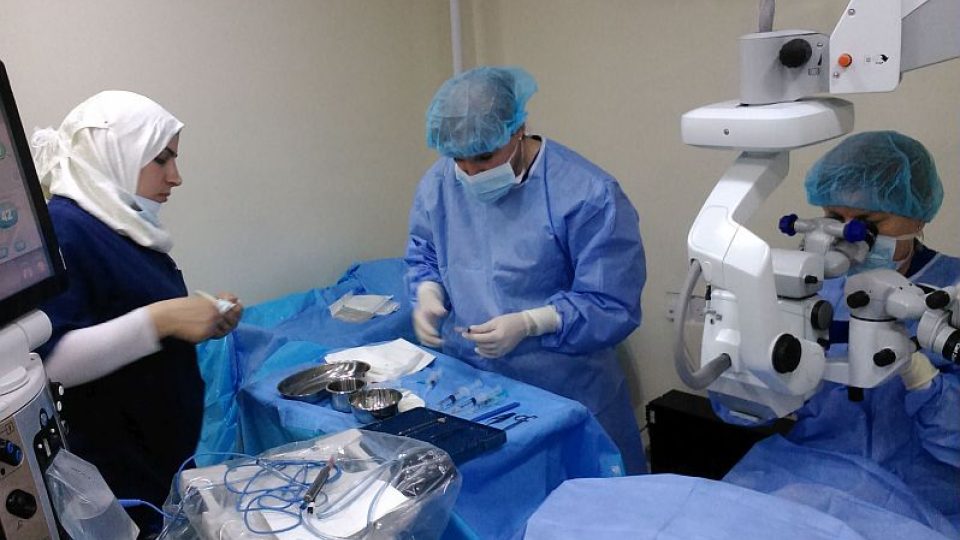 Prof. MUDr. Naďa Jirásková, Ph.D., vedoucí mise hradeckých očních lékařů v Jordánsku, vracela zrak syrským uprchlíkům