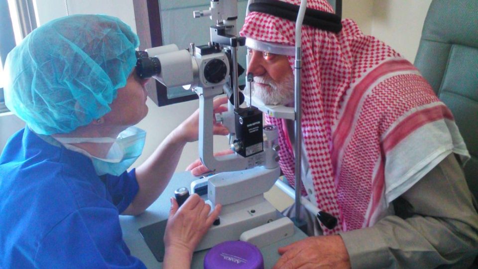 Prof. MUDr. Naďa Jirásková, Ph.D., vedoucí mise hradeckých očních lékařů v Jordánsku, vracela zrak syrským uprchlíkům