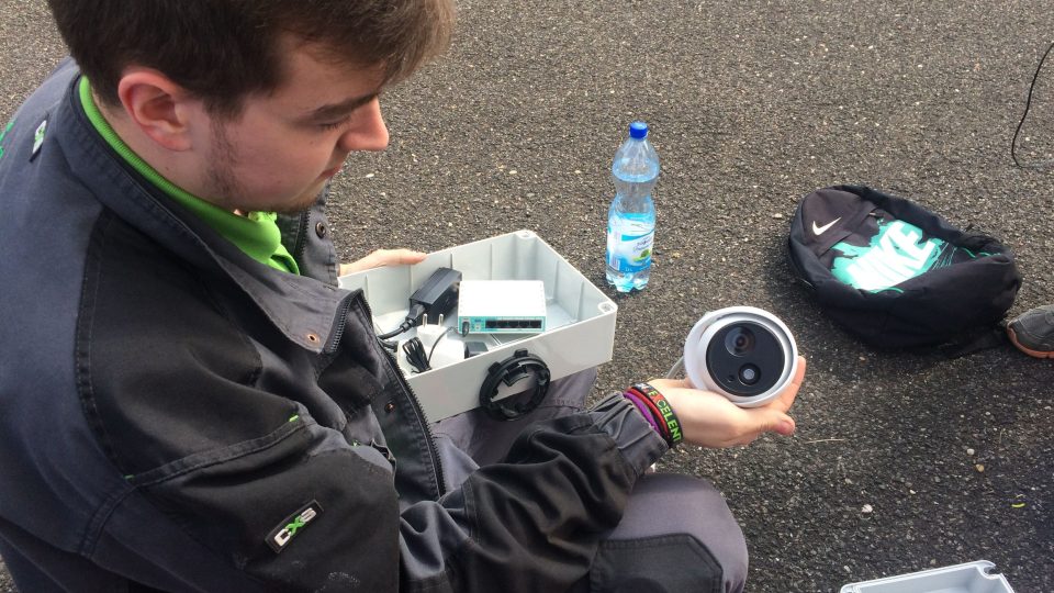 Technici připravují kameru a příslušenství pro instalaci v sokolím hnízdě na teplárenském komíně