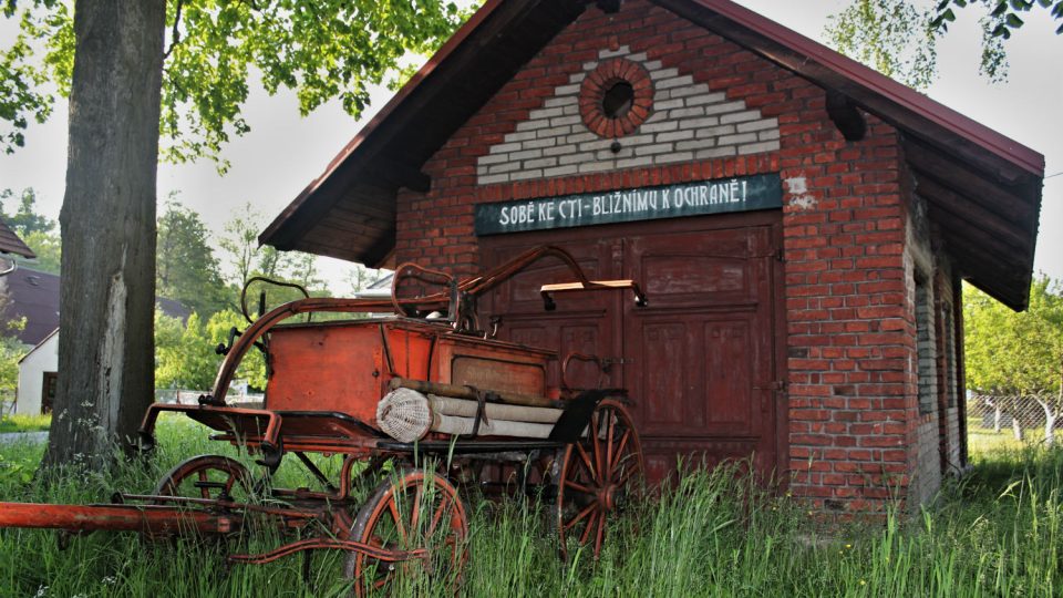 Historická zbrojnička z roku 1913 a koňská stříkačka z roku 1890