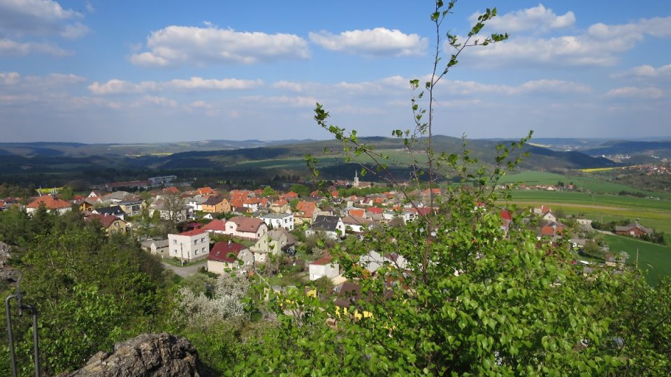 Obec Hudlice je ze skály jako na dlani