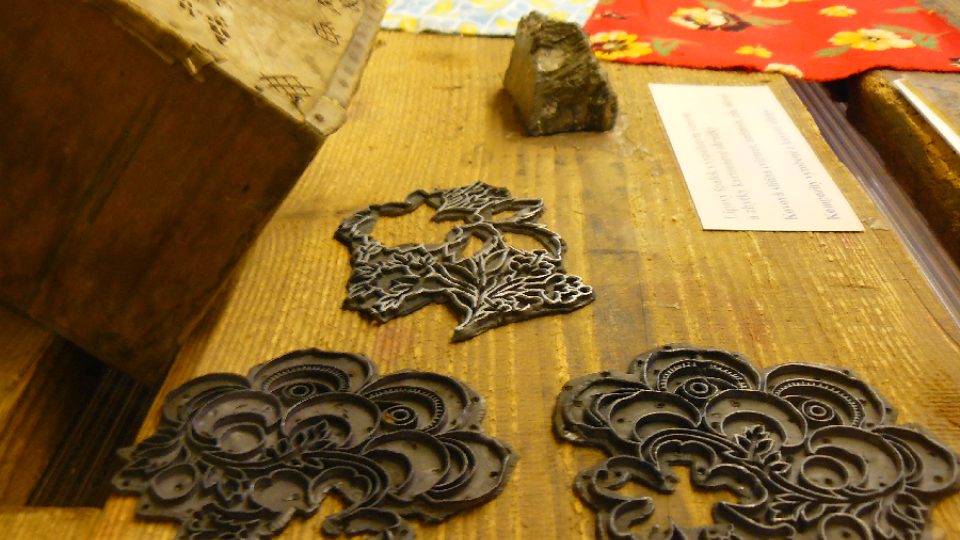 Expozice kartounkářství v českolipském muzeu - části starých forem