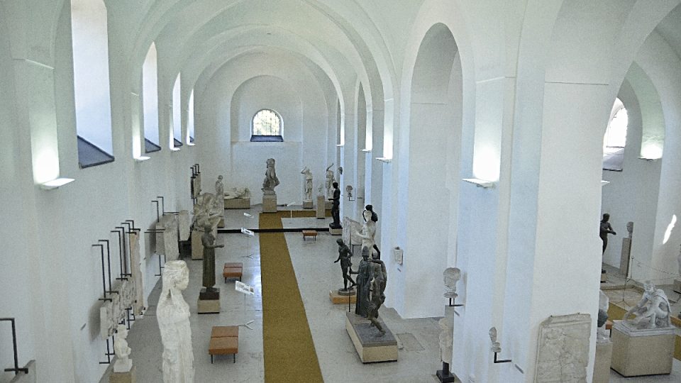 Unikátní dvoulodní kostel s galerií antických soch v Hostinném