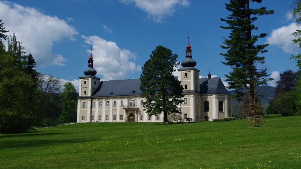 Zámek v Loučné po opravě fasáda opět zdobí park i celý kraj