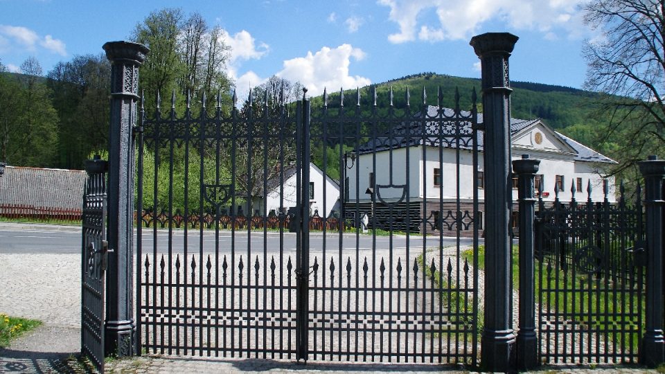 Památkově chráněná je i brána do areálu parku pocházející z doby vlády podnikatelské rodiny Kleinů