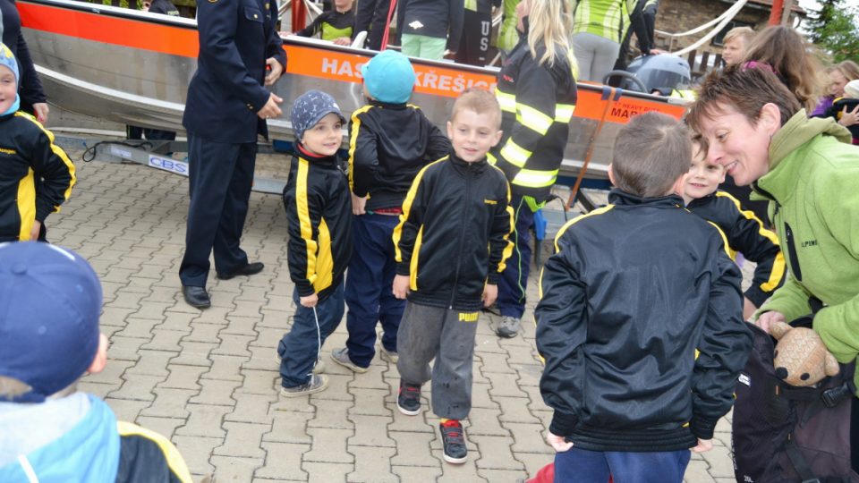 Hemžení malých hasičů během natáčení Českého rozhlasu Sever
