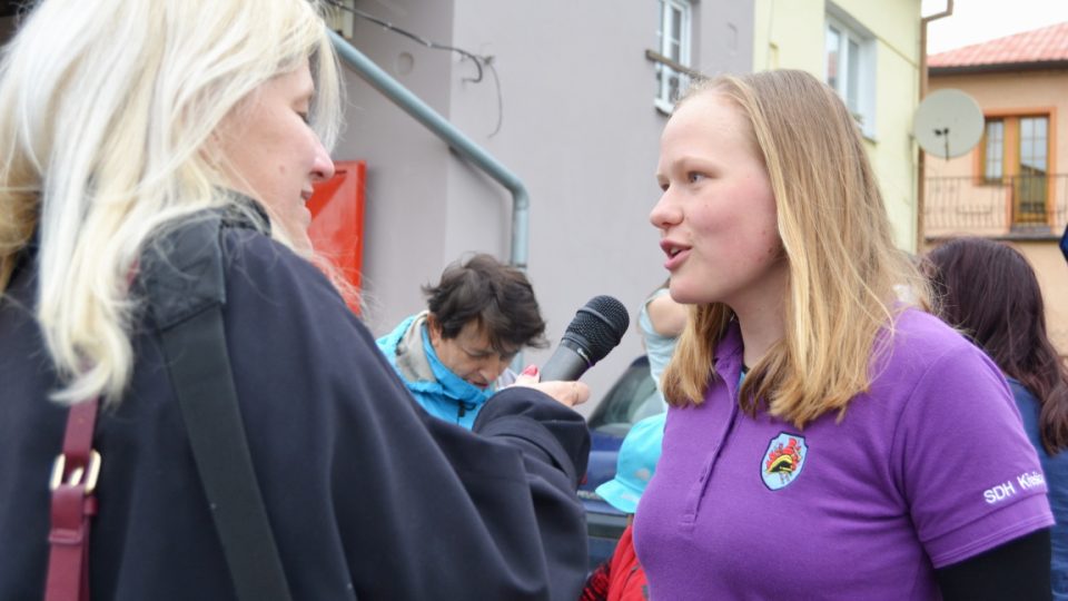 Redaktorka Lenka Šobová zpovídá mladou hasičku