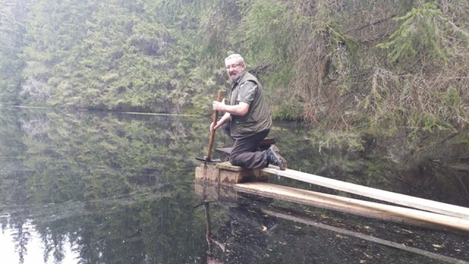 Zahájení nové plavební sezóny na Schwarzenberském kanále. Vrchní plavec Pavel Štětina odpouští vodu z Jeleního jezírka do Schwarzenberského plavebního kanálu