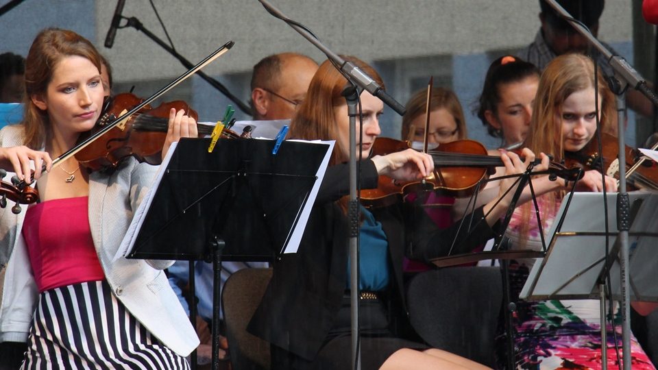 Dnem otevřených dveří se Český rozhlas České Budějovice připojil k majálesu. Na venkovním pódiu zahrál Jihočeský univerzitní orchestr