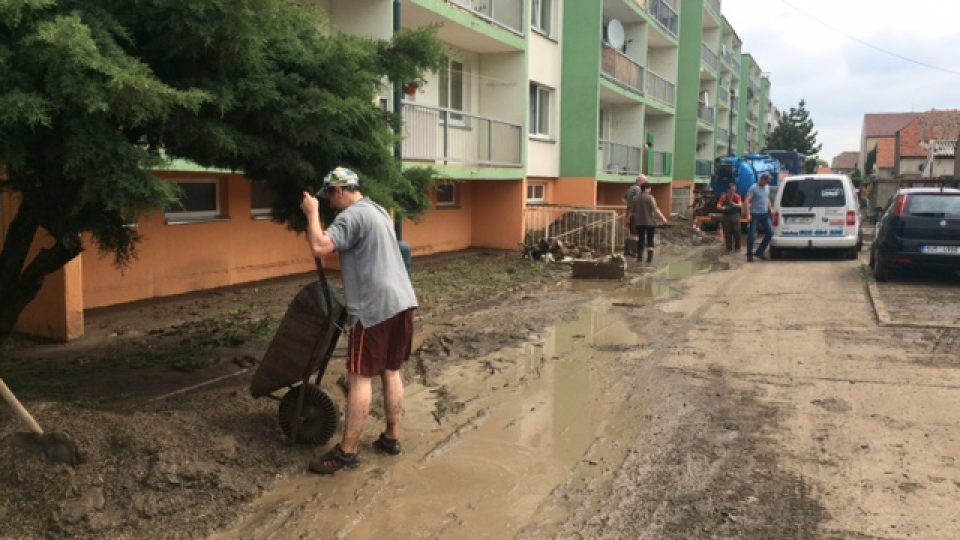 Libochovice - úklid po přívalovém dešti s kroupami