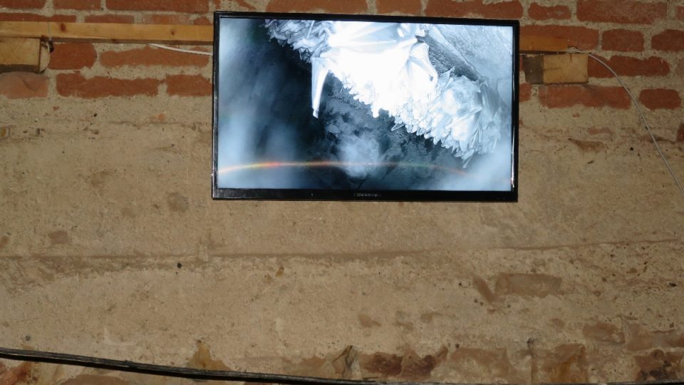Obrazovka ve sklepení Točníku, kde je možné detailně sledovat netopýry