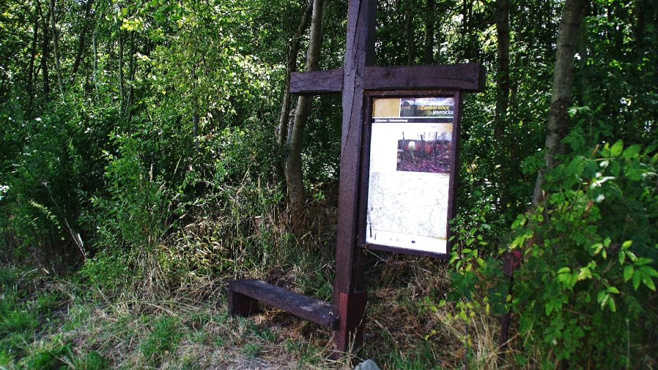 V rámci projektu Zaniklé obce Jesenicka označují místa všech osad tyto kříže s informačními panely