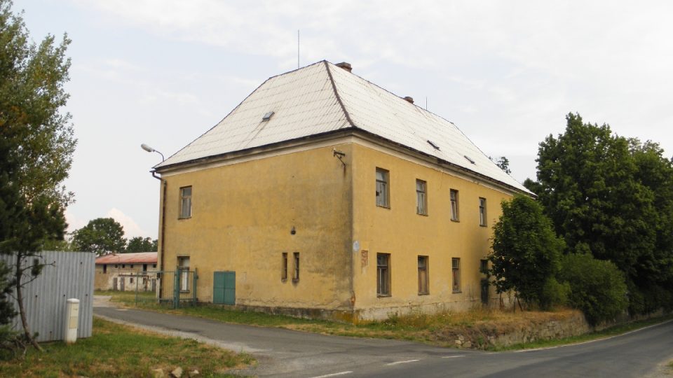 Budova bývalého zámečku v Dolní Červené Vodě, kde bydlel i zakladatel Johanky