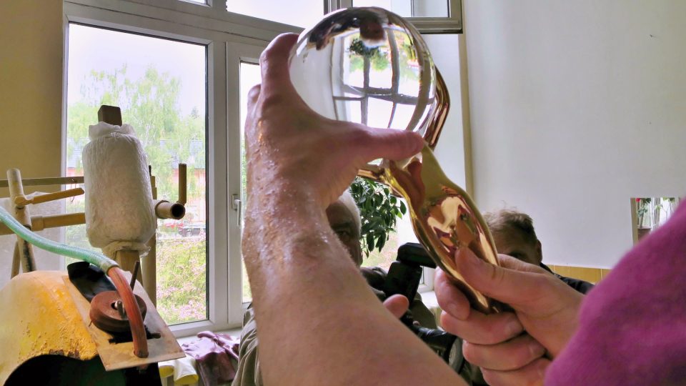 Výroba glóbů pro Mezinárodní filmový festival v Karlových Varech je složitým procesem sestávajícím z desítek operací, na jejichž konci se v rukou filmových tvůrců ocitne bronzová socha dívky zvedající křišťálovou kouli