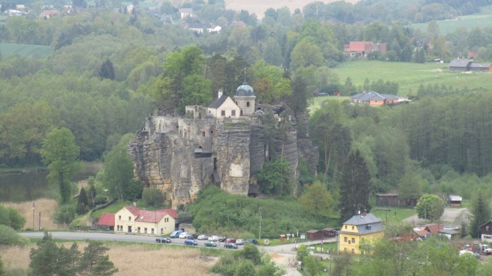 Výhled z první vyhlídky na Skalní hrad ve Sloupu v Čechách