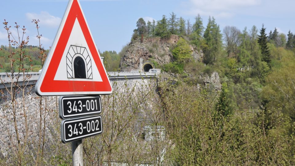 Silnice vede tunelem pod zříceninou hradu Vildštejn