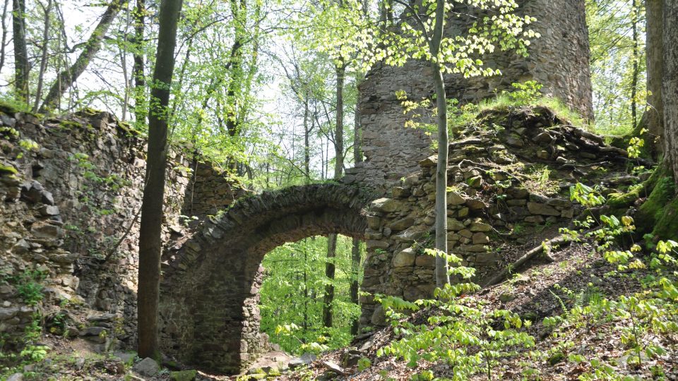 Zřícenina hradu Oheb je oblíbeným výletním místem návštěvníků Seče
