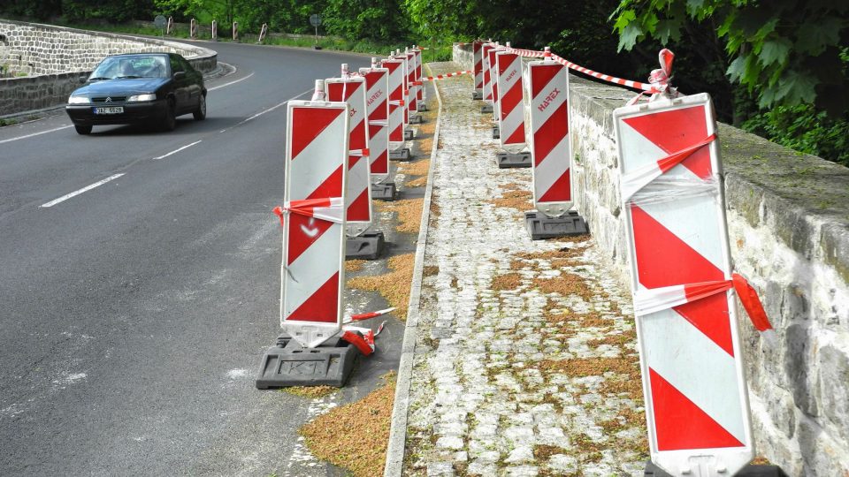Karlovarskou starou pražskou silnici opět poškodil nepozorný motorista