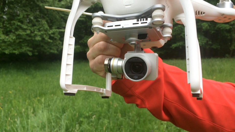 Dron nese speciální záznamové zařízení