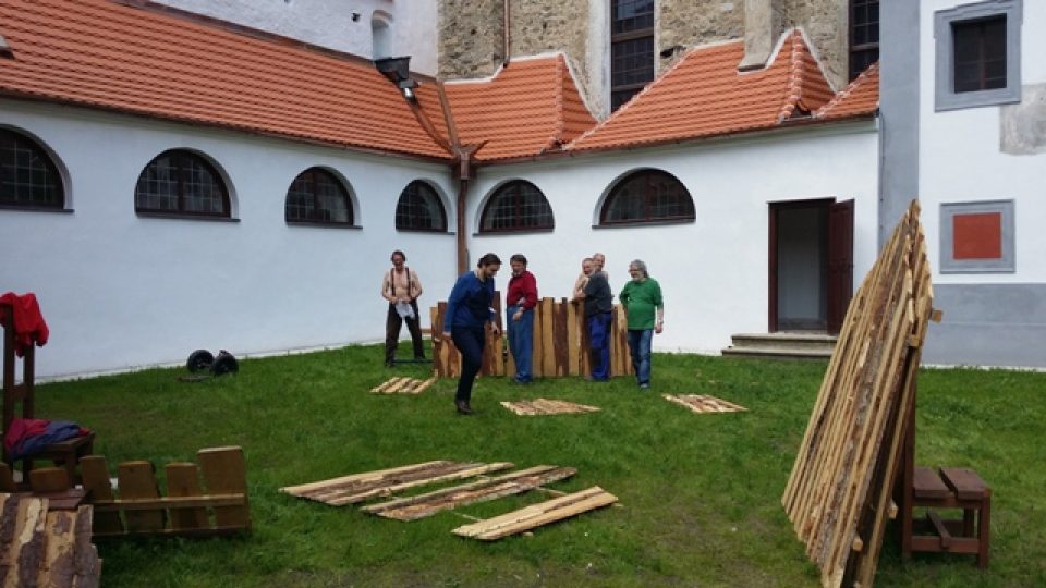 Přípravy Hořických pašijových her v zahradě bývalého kláštera minoritů v Českém Krumlově