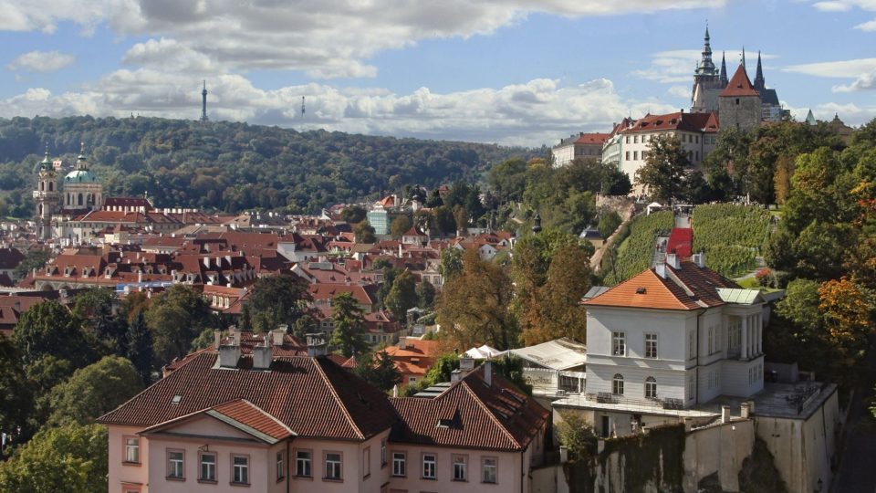 Bílá Richterova vila, vinice, Pražský hrad a Petřín