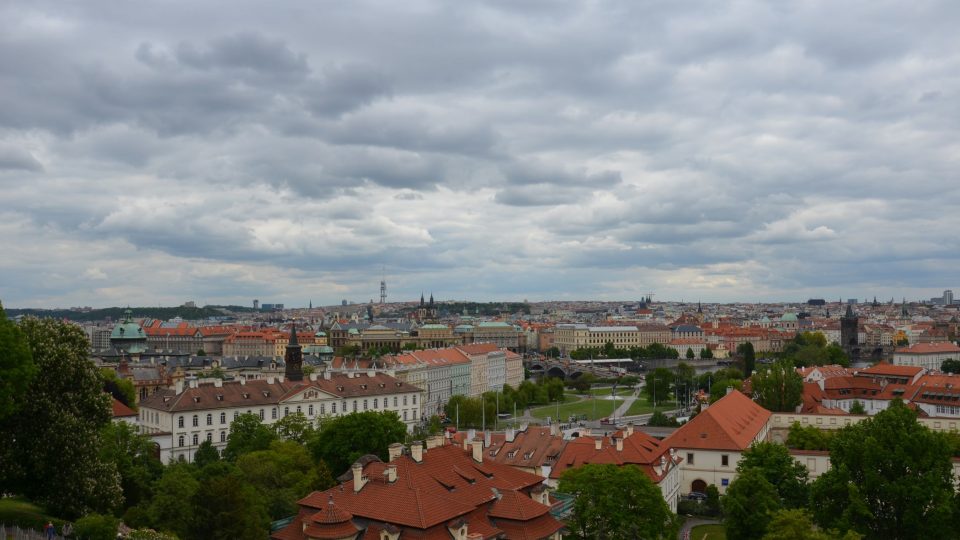 Pohled z vinice k Vítkovu