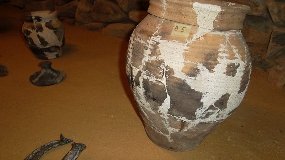 Středověká keramika nalezená při rekonstrukci objektu
