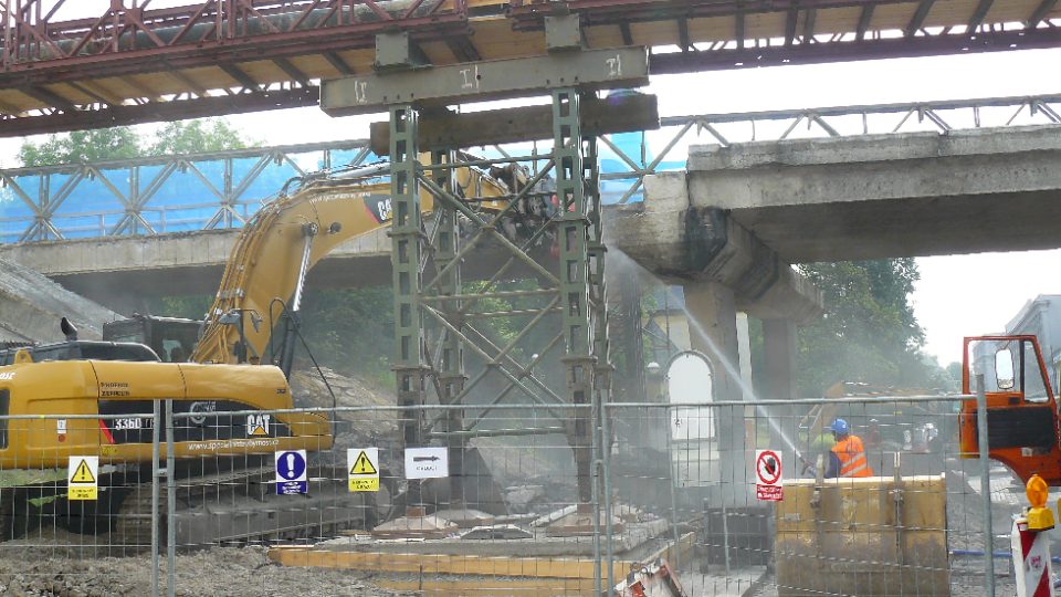 Rozebírání části mostu