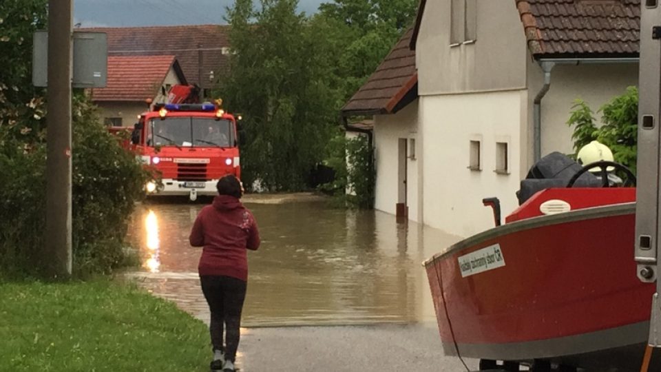 Královehradecký kraj zasáhla silná bouře. Hasiči proto zasahovali i v obci Výrava