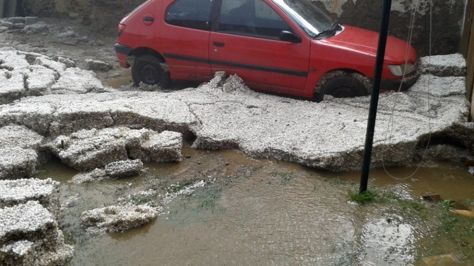 Bouře se přehnala i přes Jihočeský kraj. Vesnici Malý Ježov na Táborsku doslova zaplavily kroupy