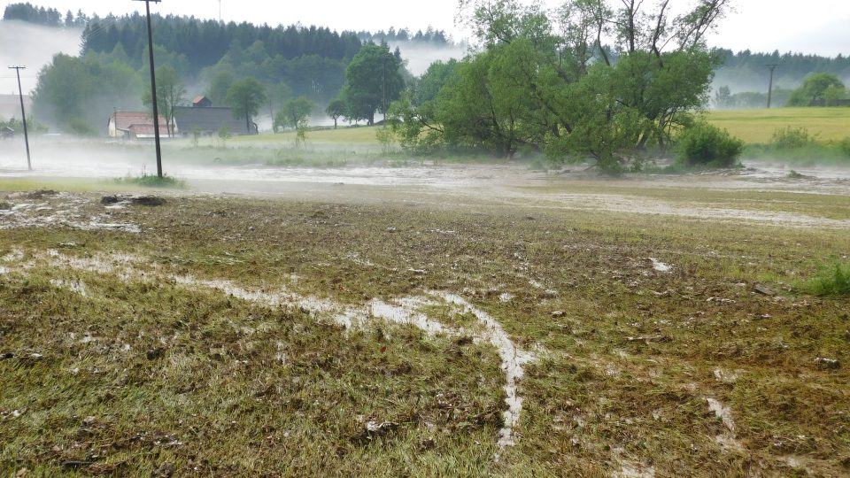 Průtrž mračen s kroupami v Malém Ježově na Táborsku