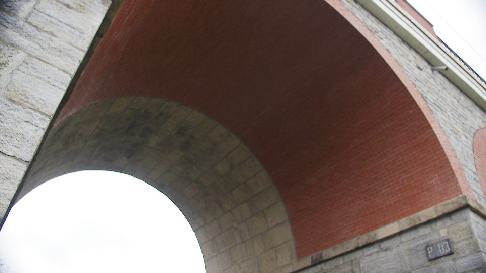 Ze spodní strany mostu je vidět, že mosty jsou u Jezernice vlastně dva