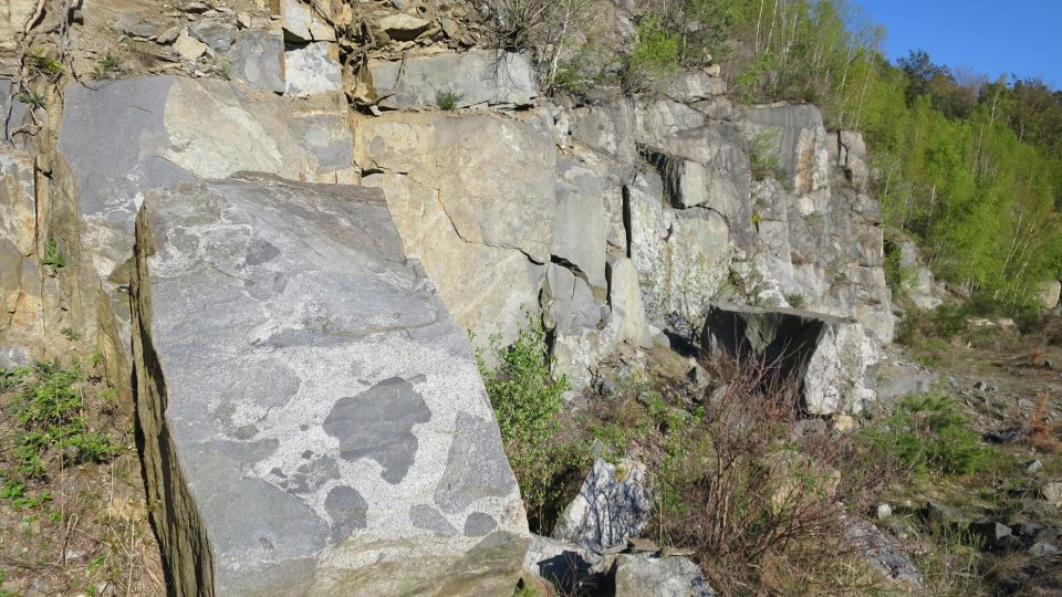 Typická ukázka jedinečného přírodního úkazu - tzv. magmatické brekcie, kdy vidíme v jedné skále dva typy horniny