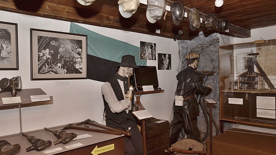 Naučná stezka začíná v malém hornickém muzeu ve Rtyni v Podkrkonoší