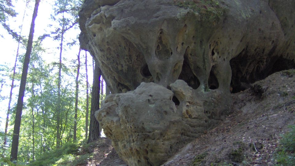 Hobití skalka mezi převisy